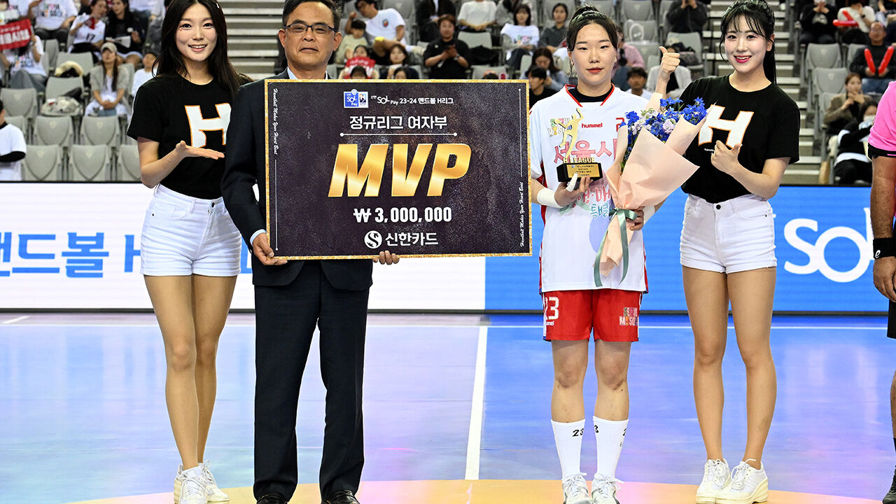 여자부 MVP 우빛나(오른쪽)와 시상자 신한카드 최재훈 부사장. (사진=한국핸드볼연맹 제공, 연합뉴스)