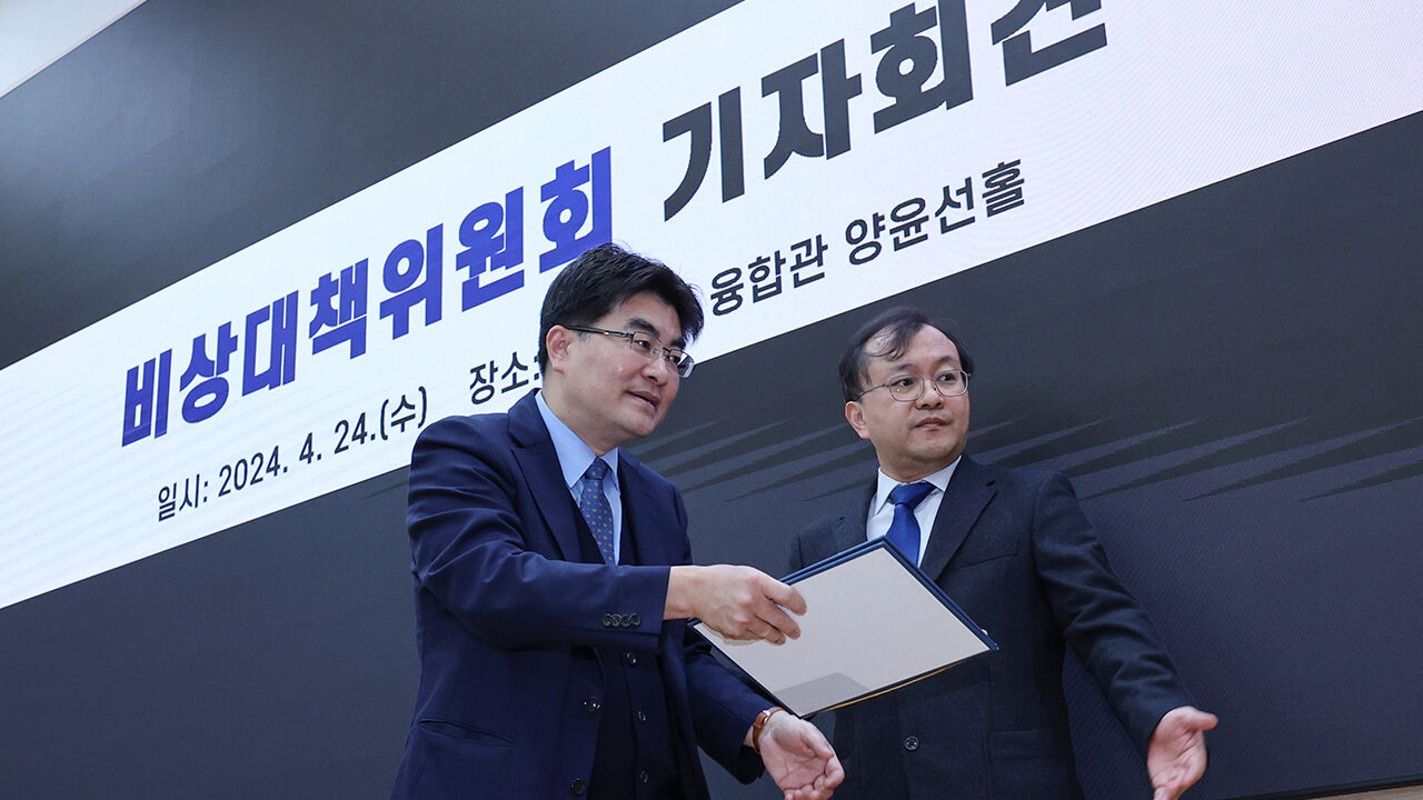 기자회견 마친 방재승 비대위원장