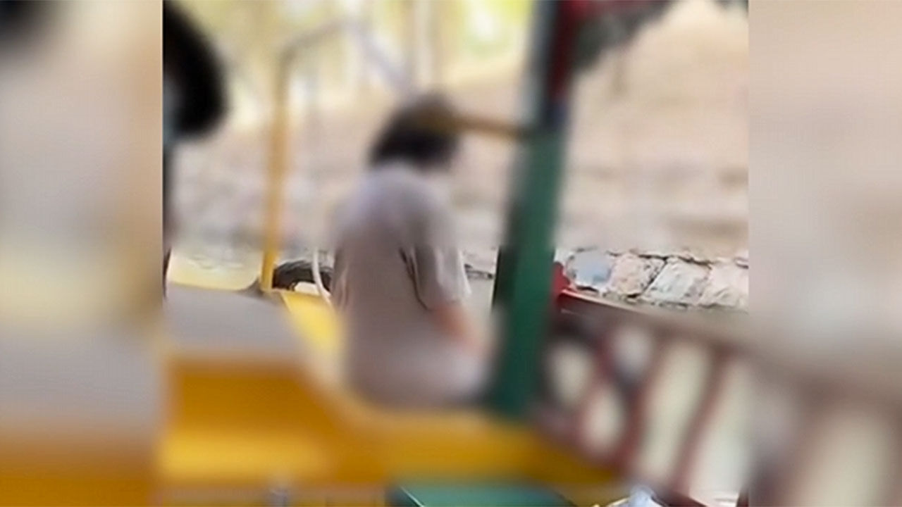 중국, 관광지 호수에 맨발 담근 소녀