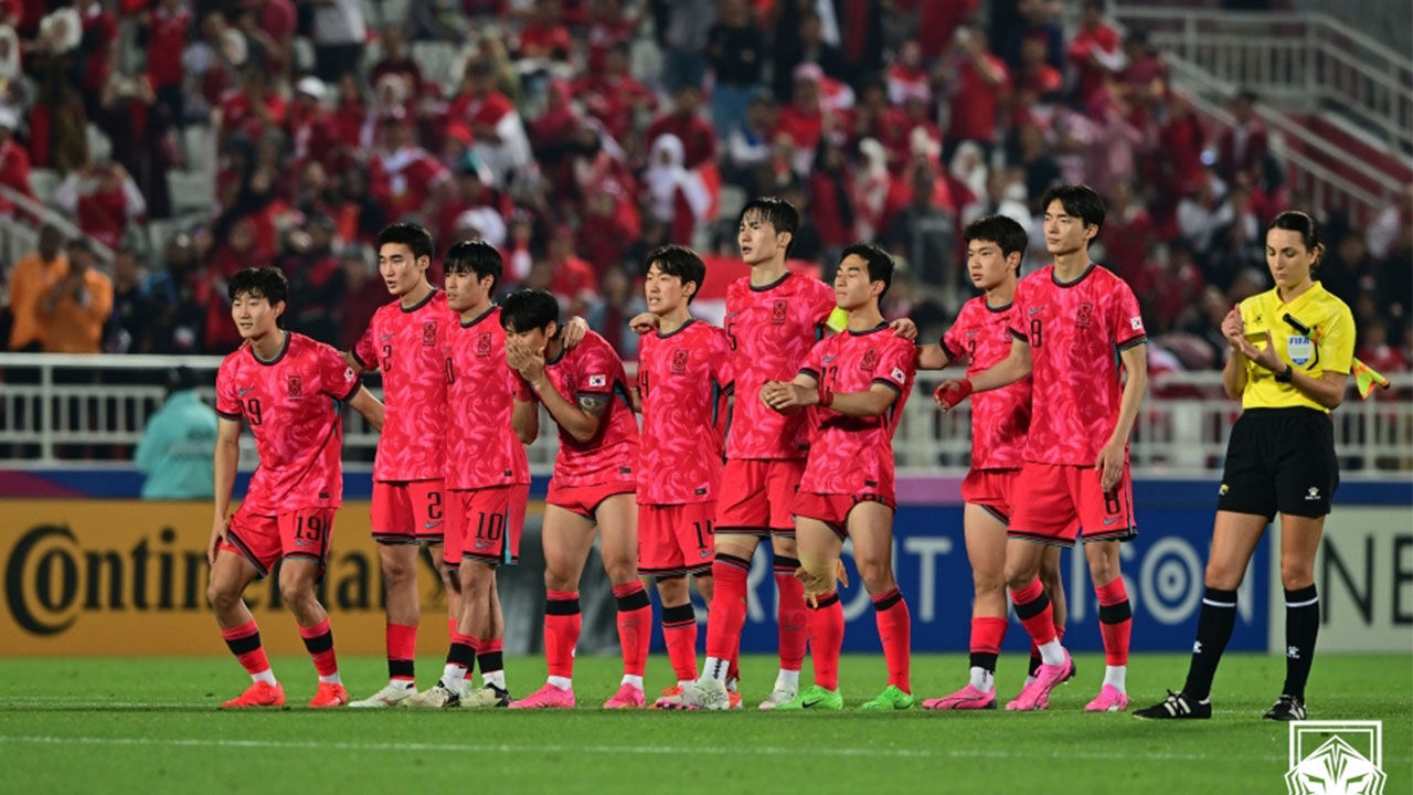 한국과 인도네시아의 경기에서 한국 팀의 실축이 나오자 선수들이 안타까워하고 있다. 