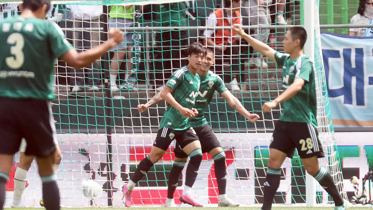 프로축구 대구와 경기에서 전북 전병관이 첫 골을 넣고 축하를 받고 있다