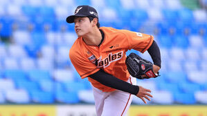 김재환에게 3점포 두 방 맞은 문동주, 개인 최다 9실점 강판