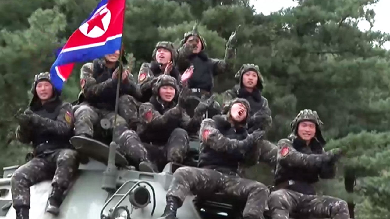 북한, 김정은 찬양하는 선전가요 부르는 모습