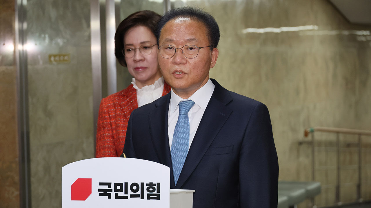 국민의힘 윤재옥 원내대표 겸 당 대표 권한대행이 29일 국회에서 제22대 국회의원 당선자 총회를 마친 뒤 취재진의 질문에 답하고 있다.