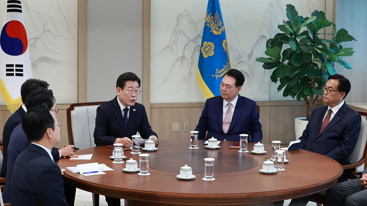 윤석열 대통령과의 영수회담에서 발언하는 이재명 대표
