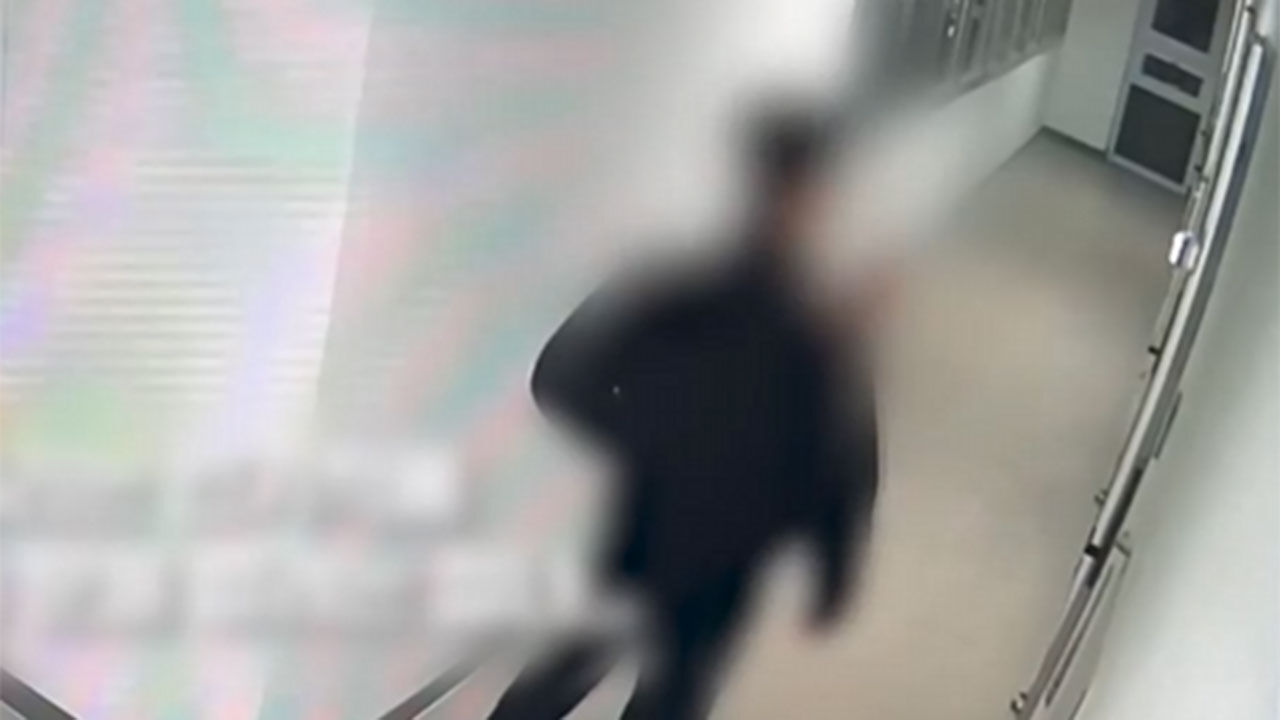 한 건물 내부 CCTV 영상, 흉기 들고 이웃 찾아간 남성