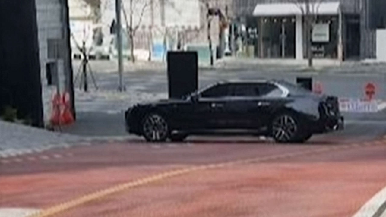 대구의 한 아파트 주차장 출입구를 이틀 동안 가로막은 한 차량