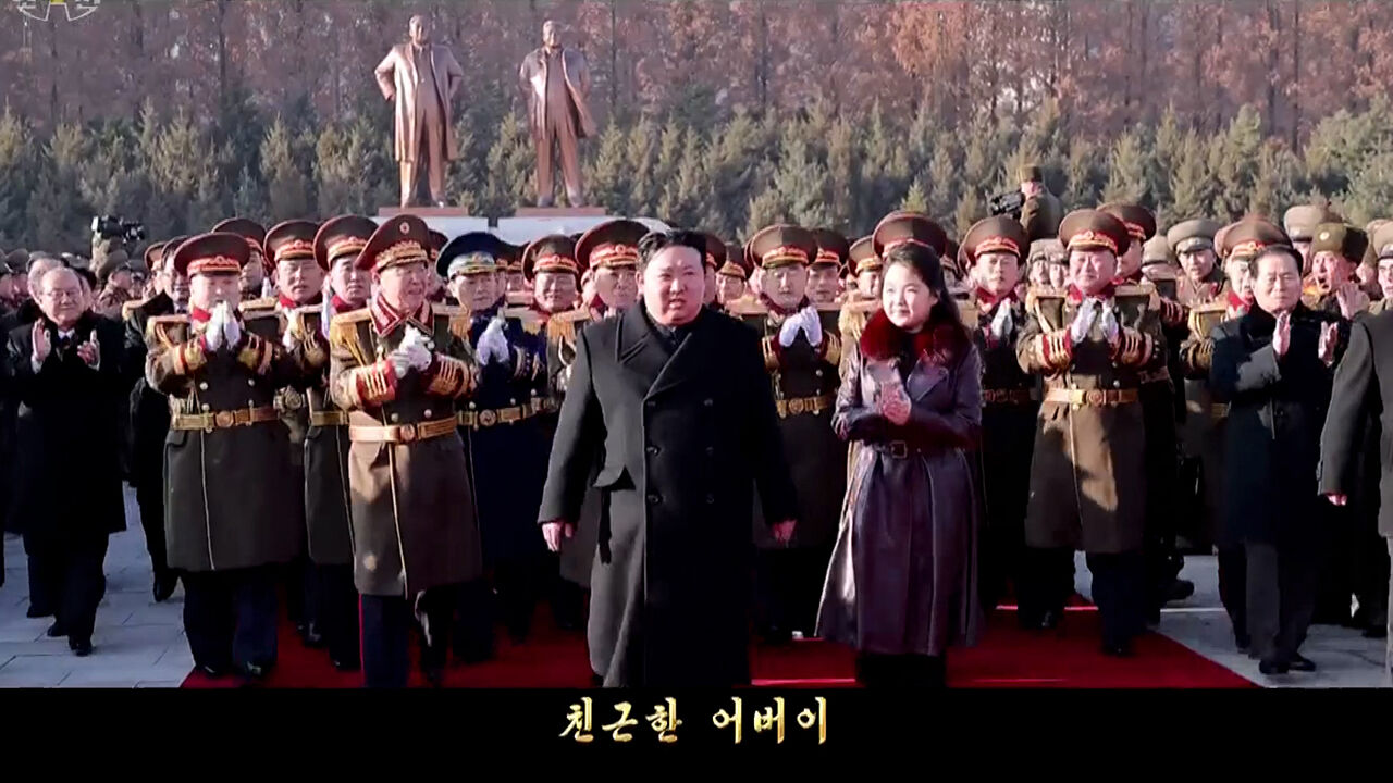 북한이 공개한 뮤직비디오 형태의 김정은 찬양 새 선전가요 '친근한 어버이' (사진=조선중앙TV 화면, 연합뉴스)