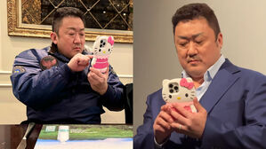 [SBS Star] 'Muscle Man' Don Lee Spotted Taking a Video of the Audience with a Hello Kitty Phone Case