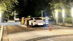 "왜 못 들어가게 해"&hellip;차량으로 아파트 입구 막은 운전자