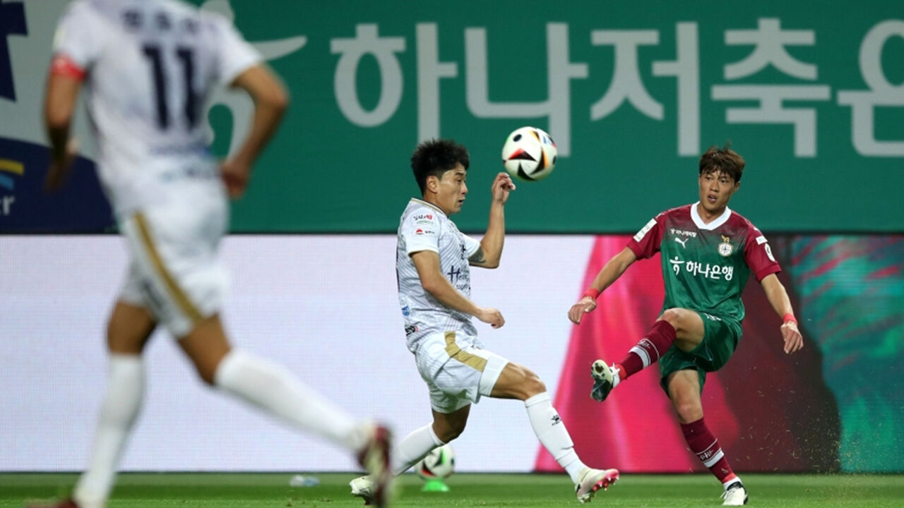 경합하는 김천과 대전 선수들