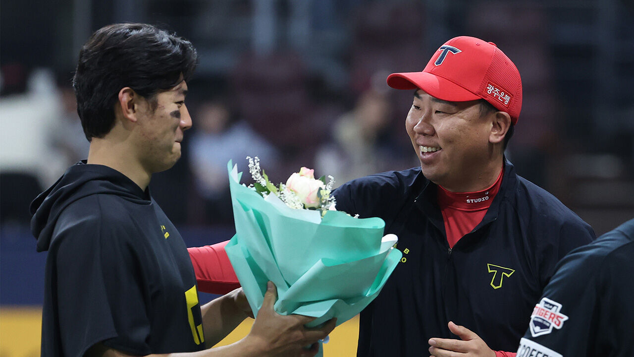 KBO 최초 월간 10홈런-10도루 달성한 김도영에게 축하 꽃다발을 건네는 이범호 KIA 감독. 사진 : 연합뉴스