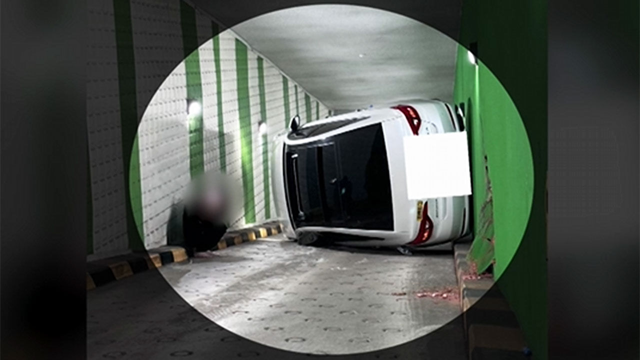 마트 주차장 차량 전복 사고