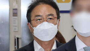 검찰, '강제추행 혐의' 김명곤 전 장관에 징역 1년 구형