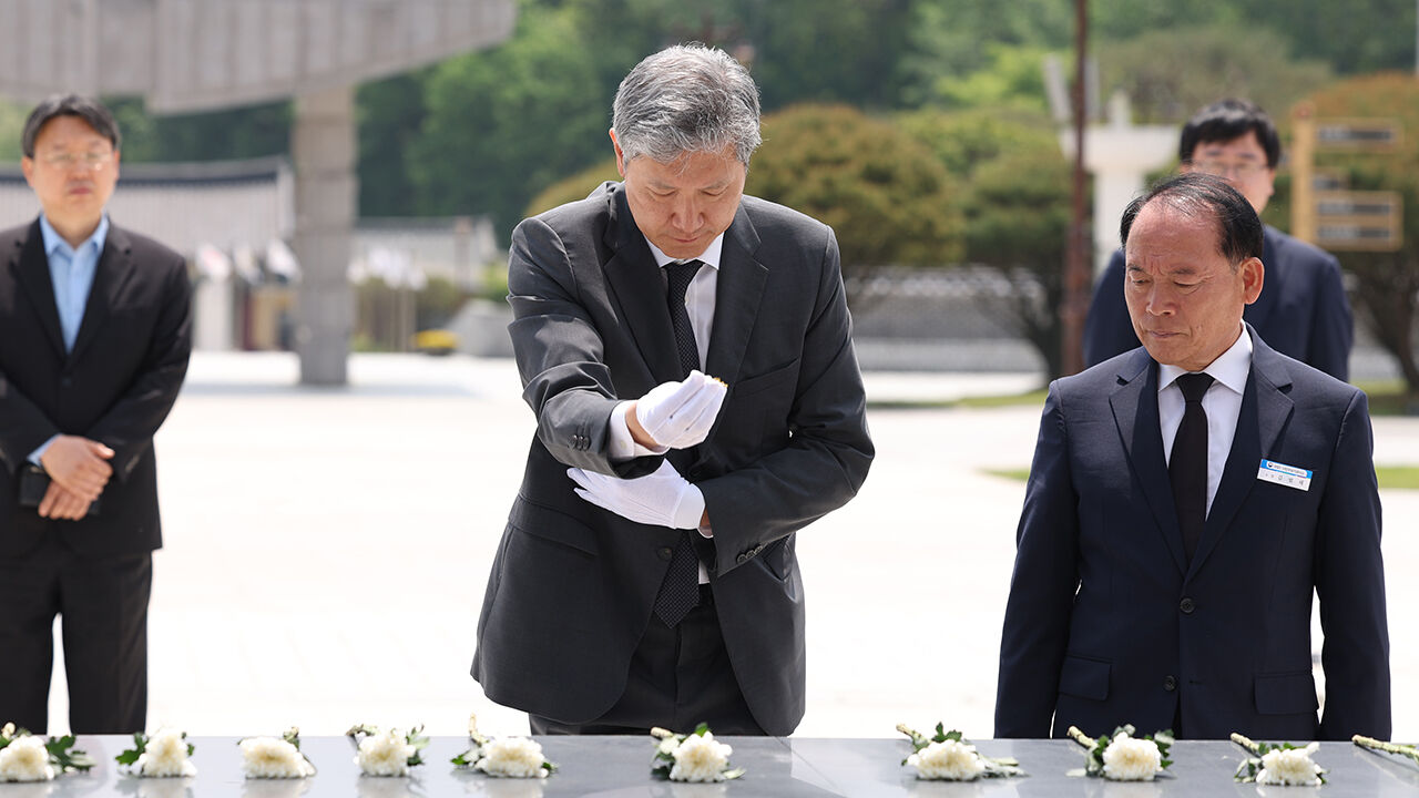 국립 5·18 민주묘지에서 참배단에 분향하는 노태우 전 대통령의 아들 노재헌 씨