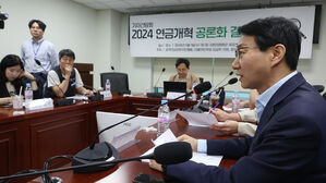 "미래세대 연금 보험료 부담 낮춰야" vs "노인층 탈빈곤 꾀해야"