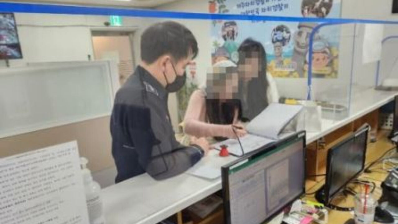 택시비 과도 결제한 중국인 관광객 민원 해결(사진=제주자치경찰단 제공)