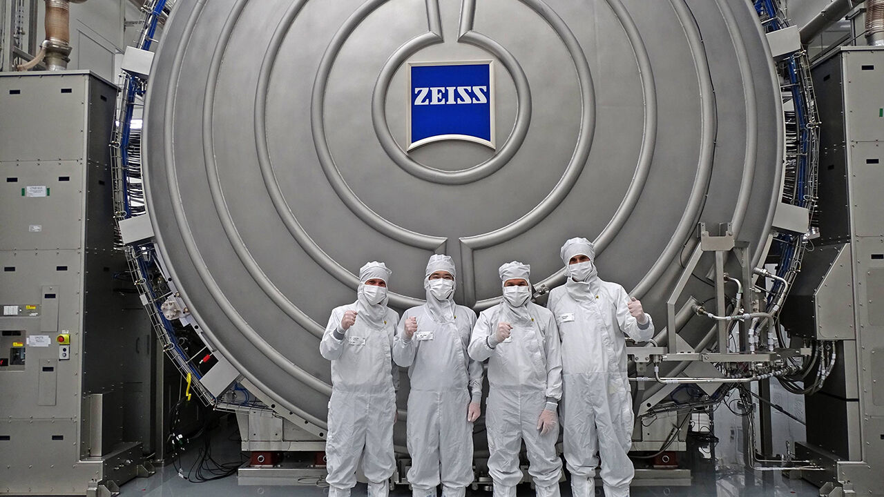 이재용 삼성전자 회장(왼쪽 두 번째)이 지난 26일(현지시간) 독일 오버코헨 ZEISS 본사를 방문한 모습