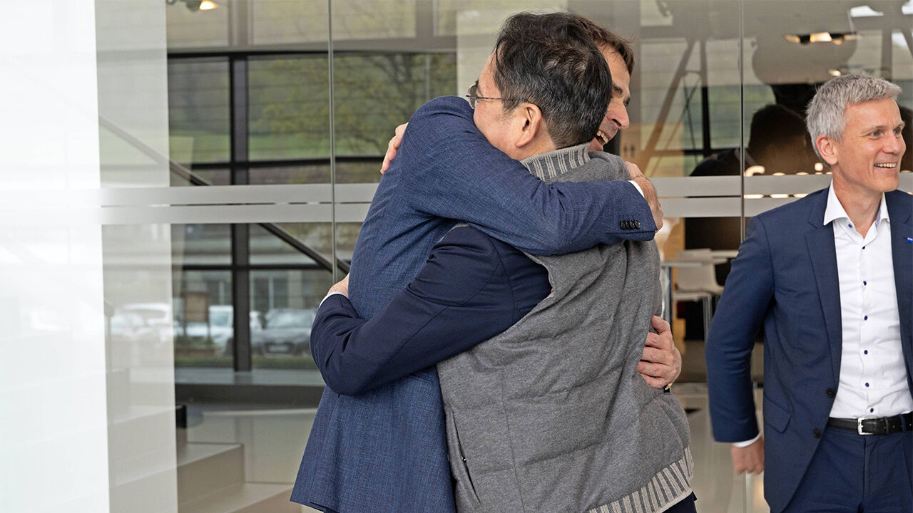 ASML 신임 CEO와 포옹하는 이재용 회장