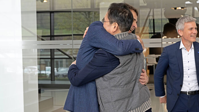 ASML 신임 CEO와 포옹하는 이재용 회장