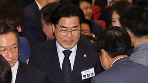 민주 새 원내대표 '친명' 박찬대&hellip;"머뭇거리는 민주당과 결별"