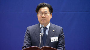 민주당 신임 원내대표에 '친명' 박찬대&hellip;"개혁 국회로"