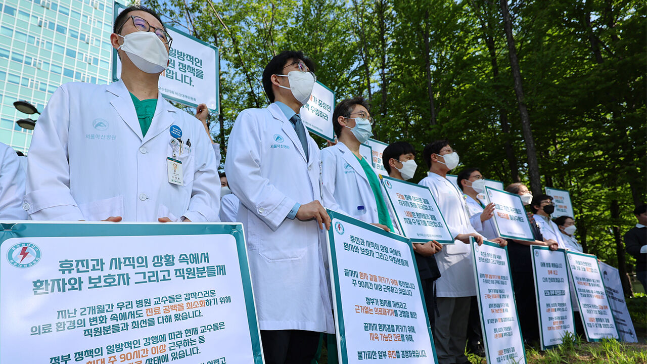 서울아산병원에서 서울아산병원을 수련병원으로 둔 울산의대 교수들이 의대 증원 정책 철회를 요구하며 손팻말을 들고 있다. 
