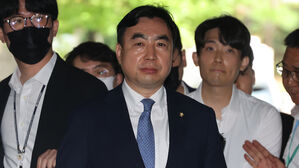 '민주당 돈봉투' 윤관석 2심도 실형&hellip;"민주주의 뿌리 흔들어"