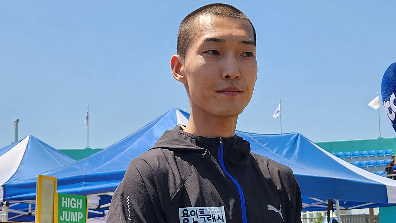 인터뷰하는 우상혁