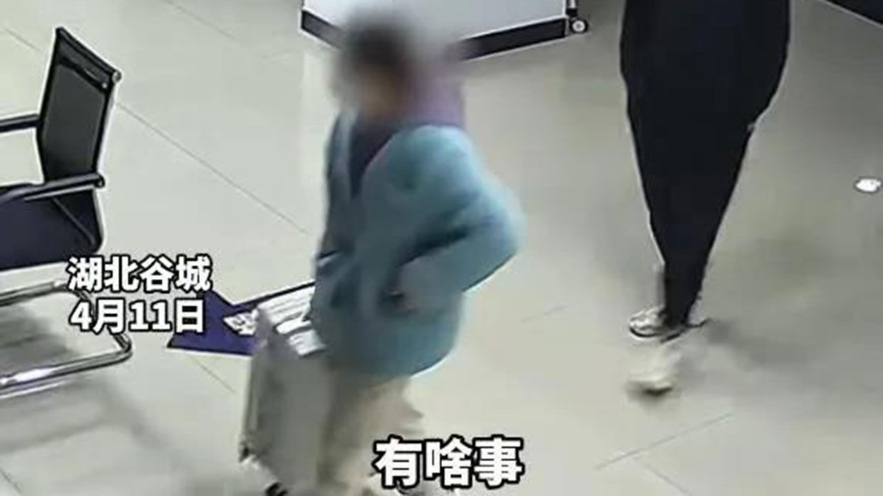 가짜돈 들고 경찰에 신고하는 여성 (사진=중국 바이두 캡처, 연합뉴스)