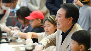 윤 대통령, 청와대로 어린이 초청&hellip;"어린이 만나는 건 설레는 일"