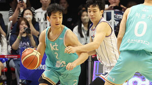 KCC 허웅, 아버지 허재 이후 26년 만에 '플레이오프 MVP'