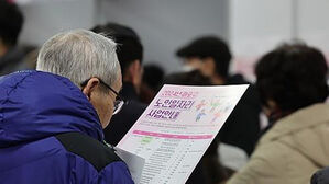 '노인 고용률 1위'의 그림자&hellip;65세 이상 3명 중 1명은 단순노무직