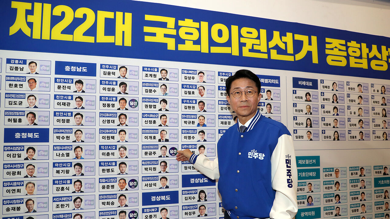 지난달 10일 제22대 국회의원선거 상황실에서 당선 스티커 붙이는 조정식 사무총장