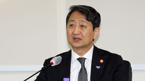 산업장관 "전기 &middot; 가스요금 정상화 시급&hellip;적절한 시점 찾고 있다"