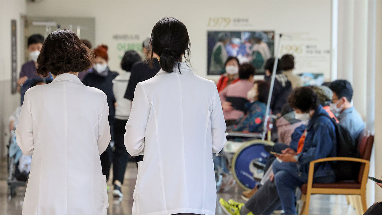 7일 오전 서울 시내 한 대학병원에서 의료진이 이동하고 있다. (사진=연합뉴스)