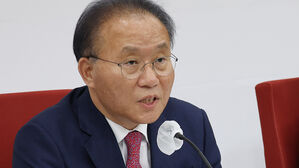 황우여 '전당대회 연기론'에 급제동&hellip;윤재옥 "도움 안돼"