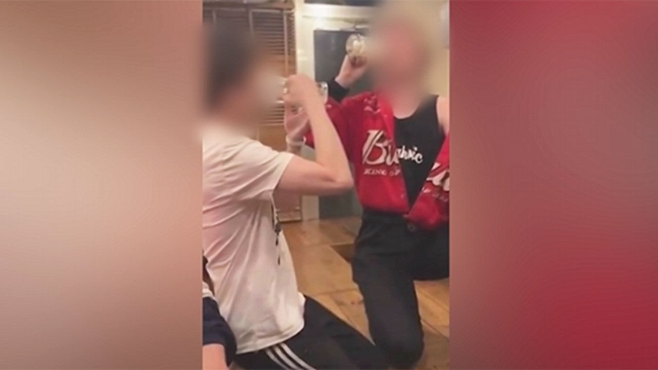 일본 주점서 맥주잔에 소변 눈 남성들