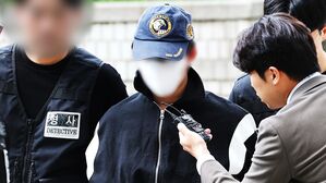 [영상] 얼굴 가리고 나와 "죄송합니다"&hellip;'이별 통보 살해' 20대 의대생 구속 기로에
