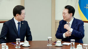 "윤 대통령, 이재명에 전화 걸어 건강 염려하는 안부 인사"