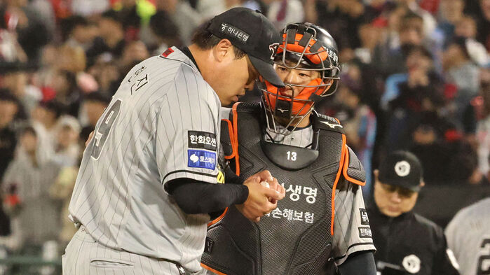 포수 최재훈과 이야기하고 있는 한화 투수 류현진