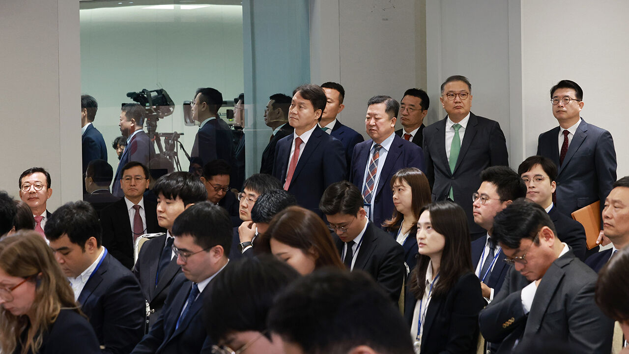 윤석열 대통령 국민보고 시청하는 김주현 민정수석 등 수석비서관들 