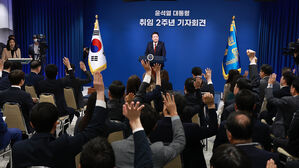 "송구" 몸 낮춰 시작한 윤 대통령&hellip;김 여사 '처신'에 사과, 특검엔 "모순"