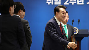윤 대통령 "장바구니&middot;외식 물가 잡는데 모든 수단 강구&hellip;정부 역량 총동원"