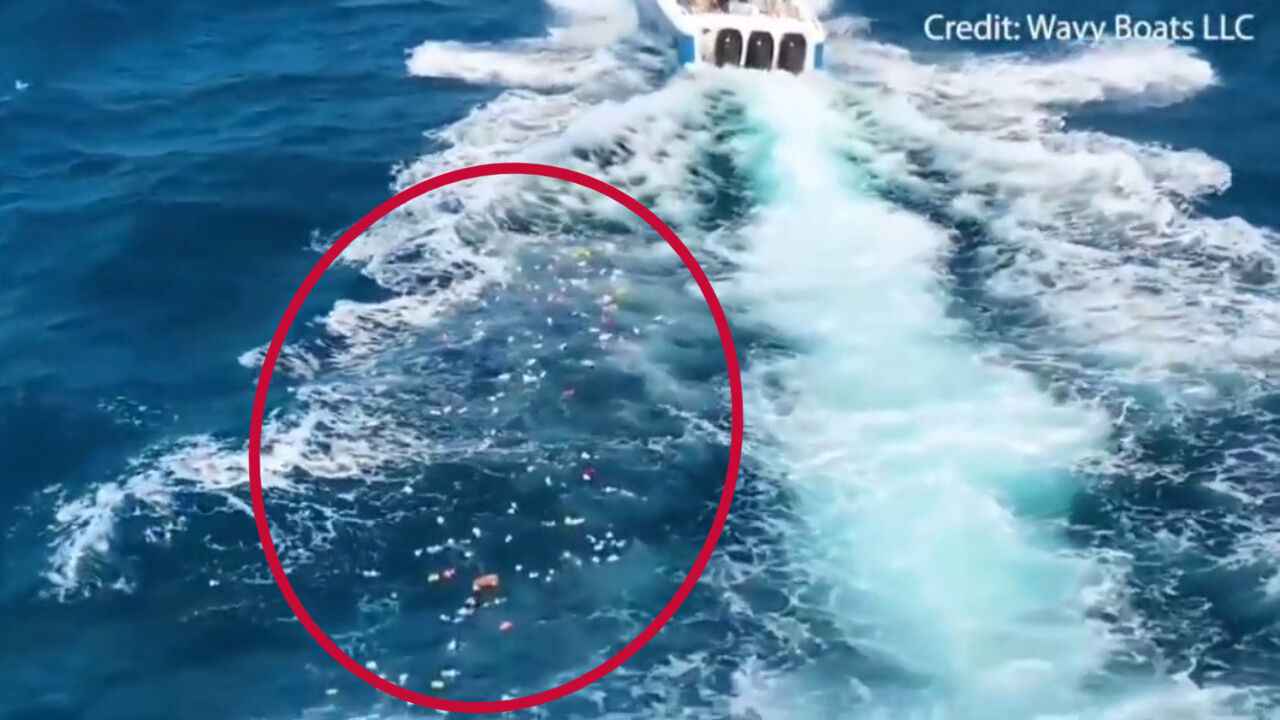 보트 지나간 자리에 떠다니는 쓰레기 잔해들. (사진/영상= Wavy Boats LLC 제공, FOX NEWS 보도화면 캡처)