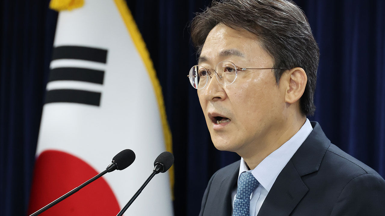 '부동산 PF의 질서 있는 연착륙을 위한 정책 방향'을 발표하고 있는 금융위원회 권대영 사무처장