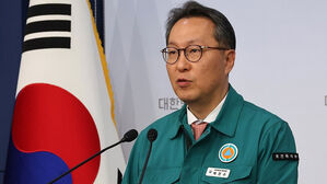 정부 "증원 원점 재검토, 비현실적&hellip;복귀 전공의 불이익 최소화"