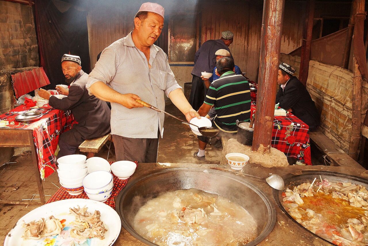우락 바자르 한편에서 맛있는 양고기탕을 파는 상인