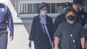 '윤석열 대통령 장모' 최은순 씨 가석방으로 출소