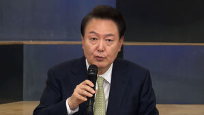 49일 만에 민생토론회 재개&hellip;"노동약자보호법 제정할 것"